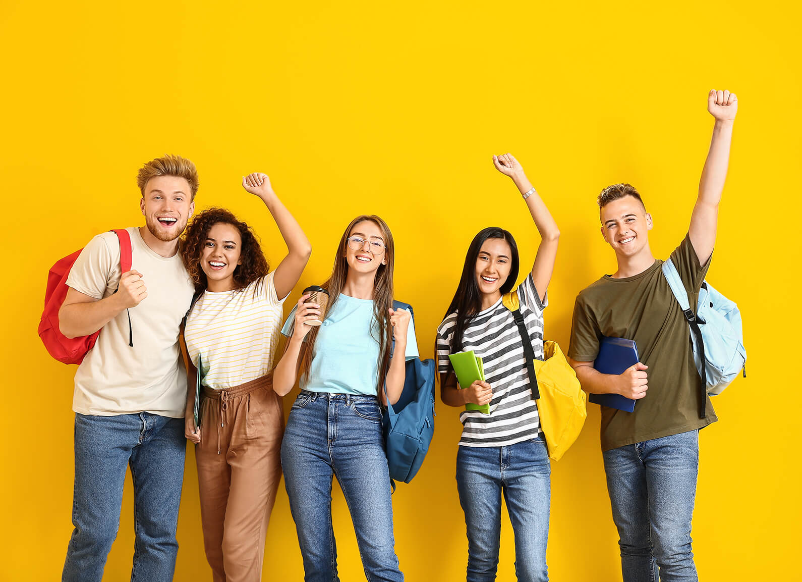 Studenten staand voor een gele muur