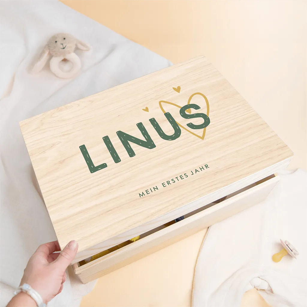 Erinnerungstruhe mit Namen des Kindes und Herz als Geschenk zur Geburt
