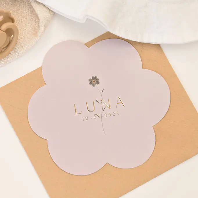 Lief origineel geboortekaartje voor meisje in stans bloem vorm