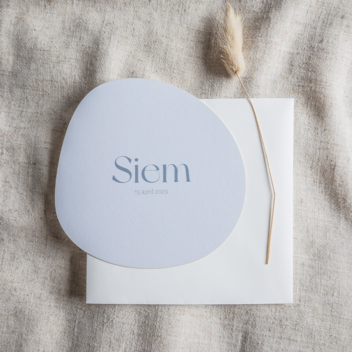 Minimalistisch geboortekaartje organische vorm blauw