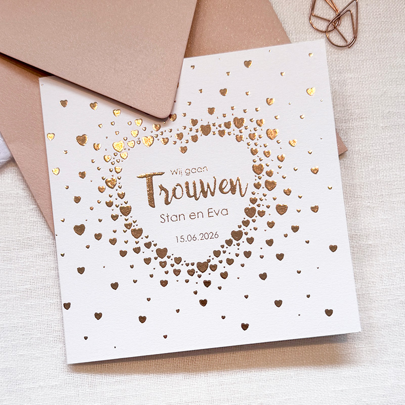 Trendy trouwkaart rosé goudfolie met een hart van hartjes