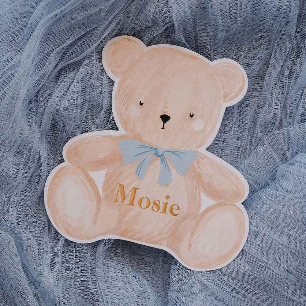 Geboortekaartje in vorm van teddybeer met goudfolie
