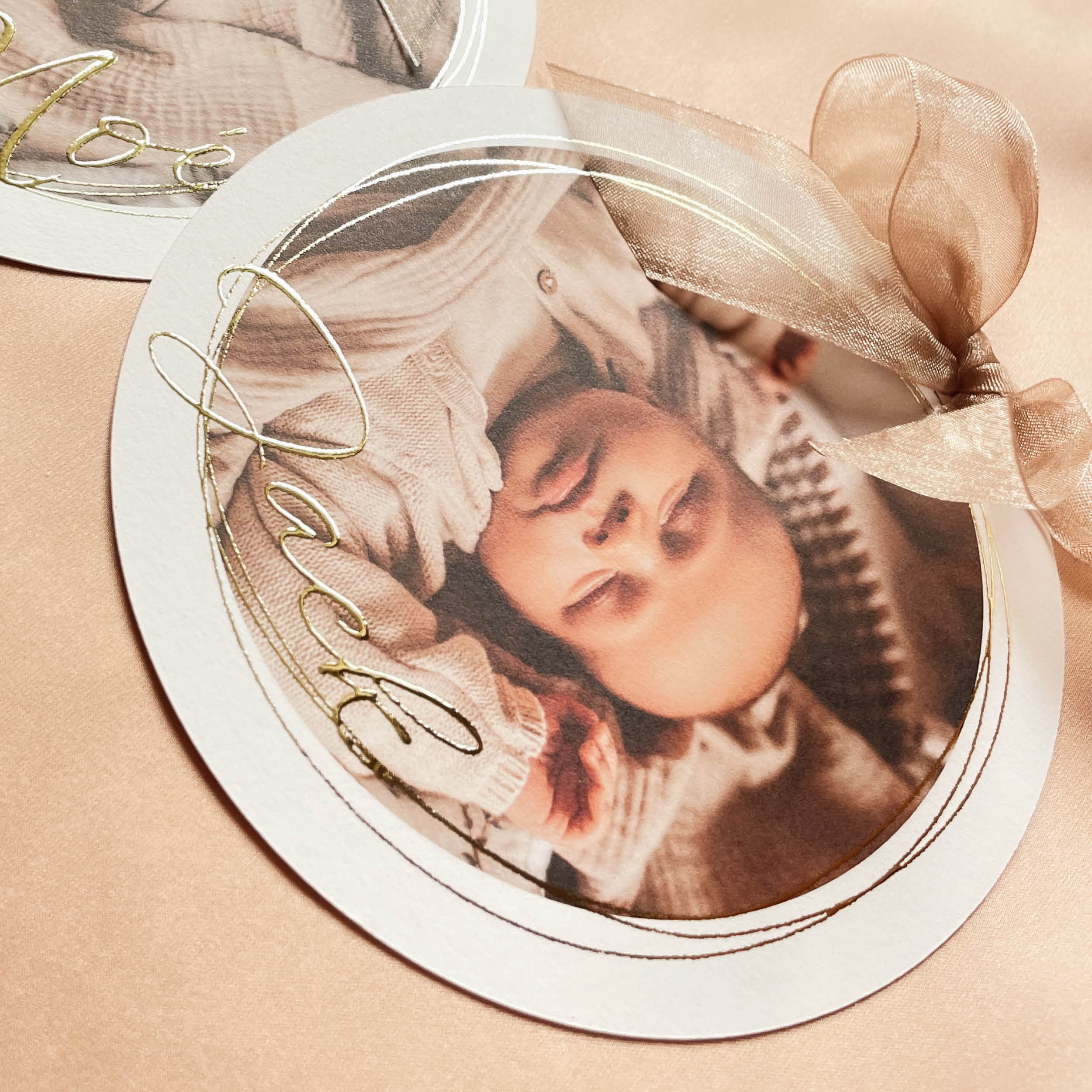 Rond geboortekaartje kerstbal met strik