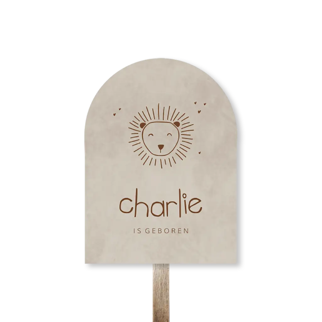 Tuinbord met leeuwtje en zandkleurige velvetlook achtergrond