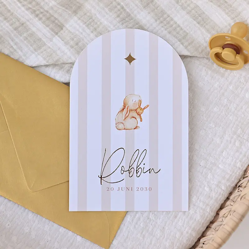 Boogvormig geboortekaartje met konijntje en licht beige strepen