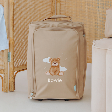 Sfeervolle reistrolley met zittend beertje, wolken en sterren