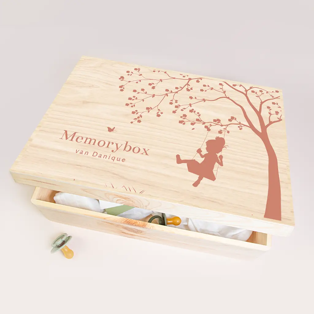 Memorybox met silhouet van schommelend meisje
