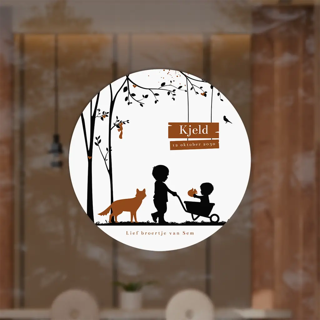 Lieve raamsticker met silhouetjes van broers en vosje