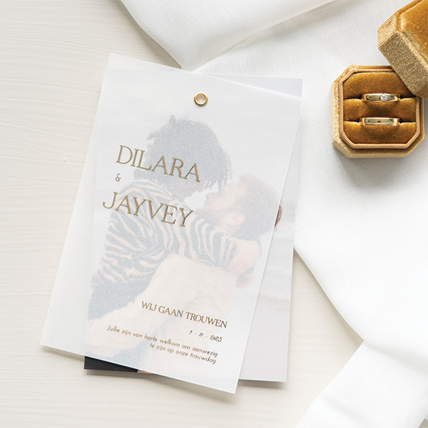 Kaart bij kalkpapier trouwkaart met flensringetje