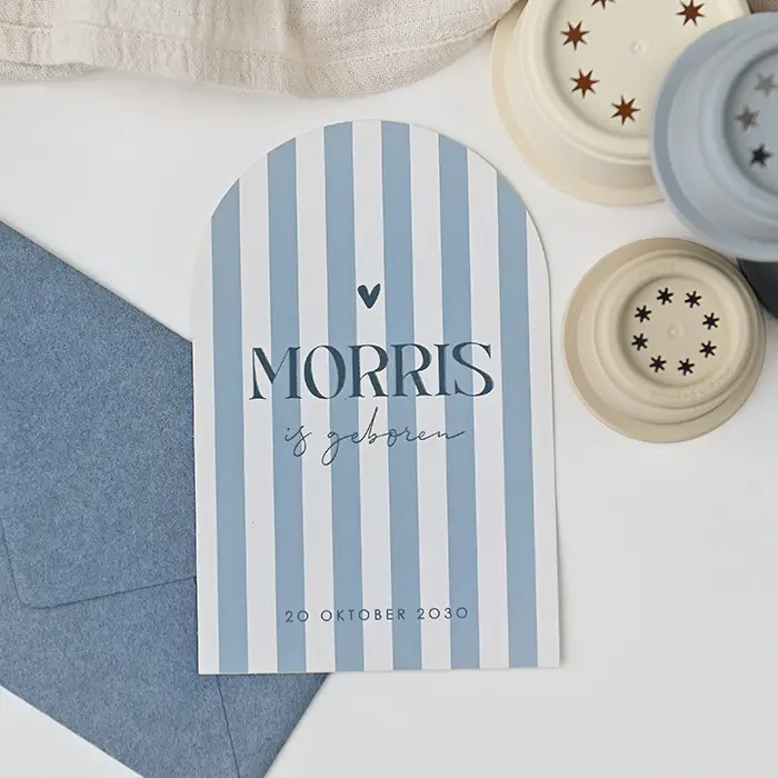 Geboortekaartje in arch vorm met blauwe strepen en hoogglans
