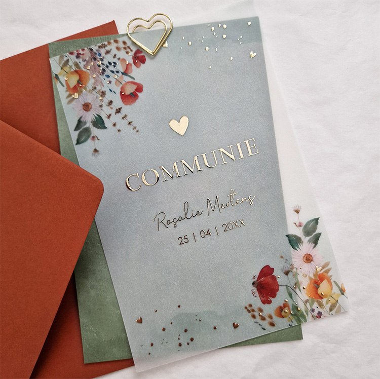 Kaart 1: communie uitnodiging kalkpapier bloemen rood goudfolie