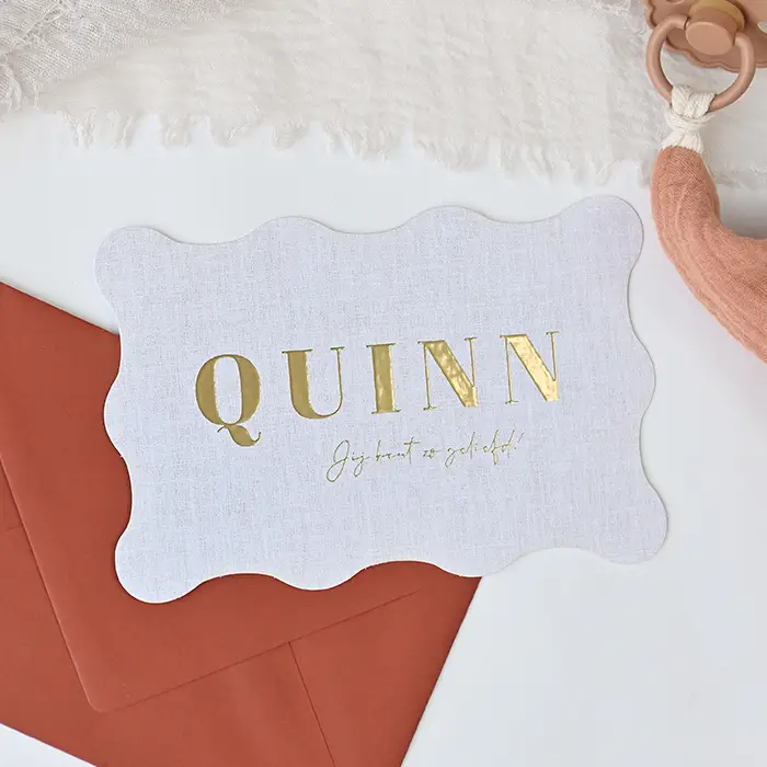 Linnen-look geboortekaartje unisex met golvende rand en gouden letters