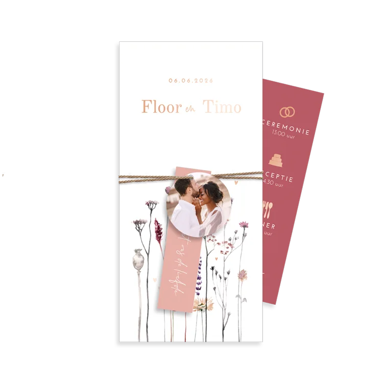 Floral uitnodiging bruiloft met labeltjes en koperfolie