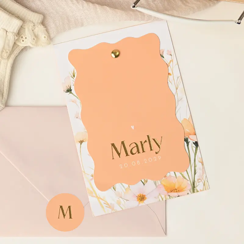 Lente label geboortekaartje met bloemen en goudfolie