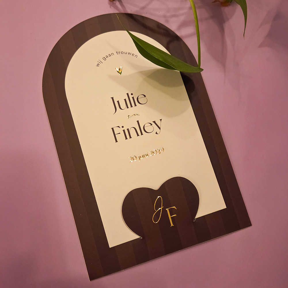 Trendy insteek trouwkaart met strepen en luxe foliedruk