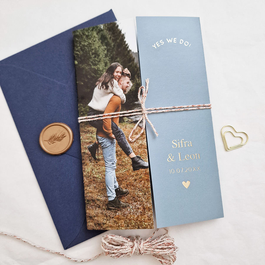 Stijlvolle drieluik trouwkaart blauw met foto en goudfolie