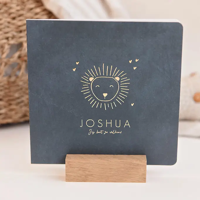 Blauw velvet-look geboortekaartje met goudfolie leeuw