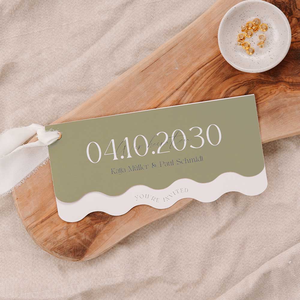 Hochzeitseinladung als Kartenset in stilvollem Grün mit Tagesprogramm und Band