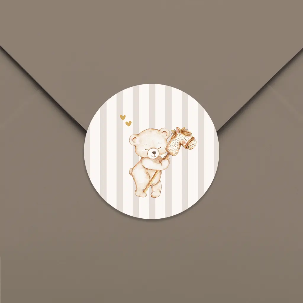 Sluitsticker in beige met teddybeer met stokpaard - per 25 stuks