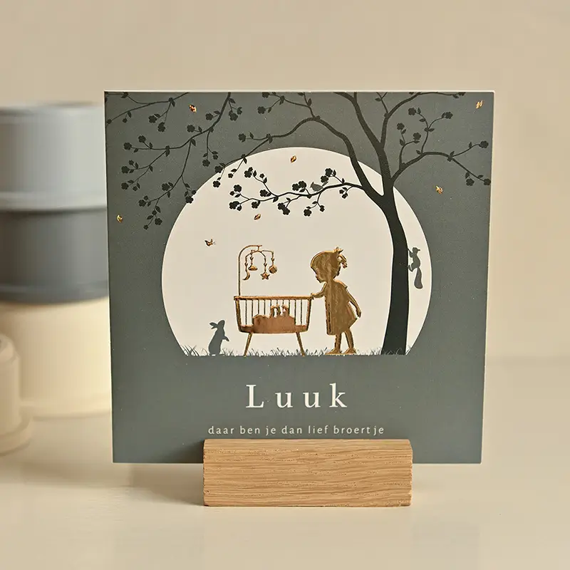 Goudfolie geboortekaartje jongen met wiegje en grote zus