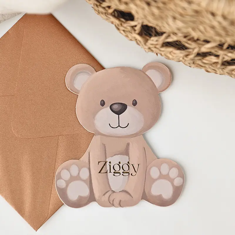 Vrolijk goudfolie geboortekaartje in vorm van beer