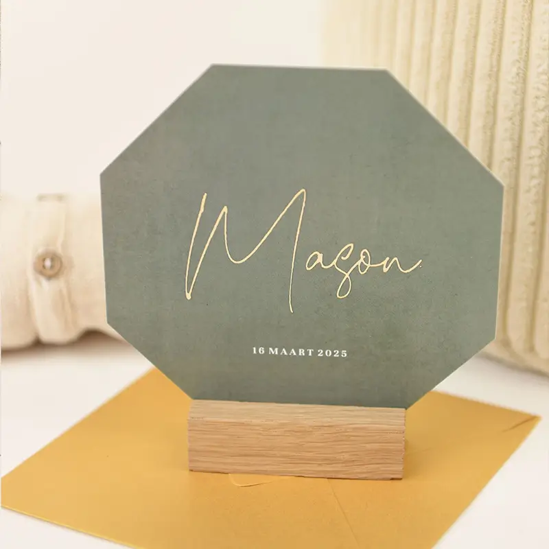 Origineel geboortekaartje met goudfolie en groene velvet-look