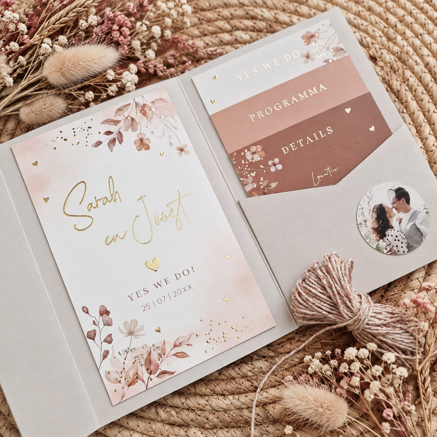 Pocketfold trouwkaart beige roze bloemen goudfolie