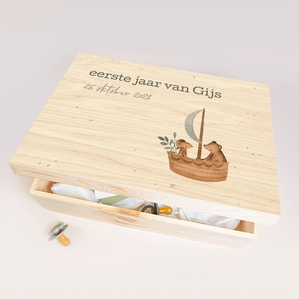 Memorybox met beer en muis in boot