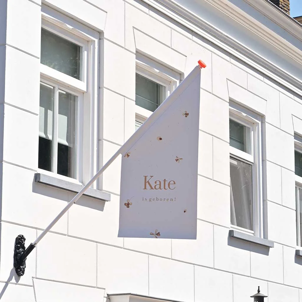 Geboortevlag meisje met droogbloemen