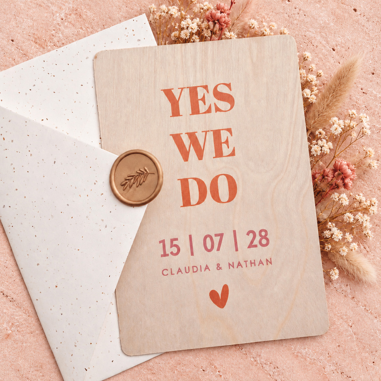 Trouwkaart echt hout modern typografie oranje roze