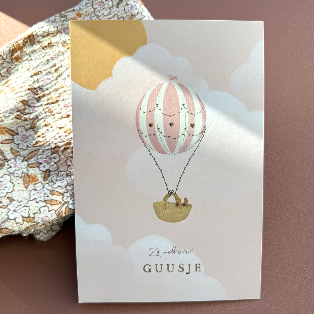 Geboortekaartje voor een meisje met luchtballon, wolken en zon