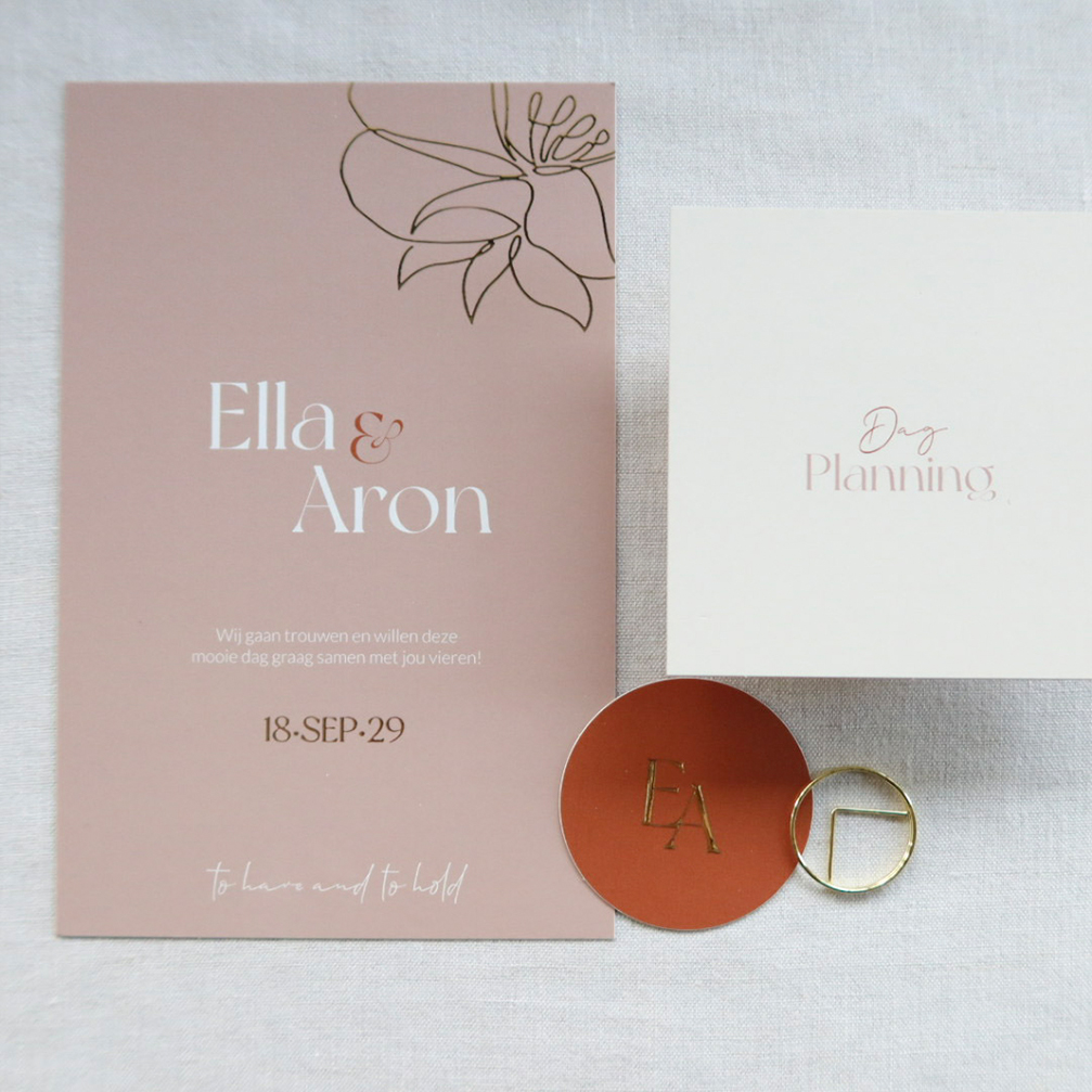 Moderne trouwkaart in roze en roestbruin met labels en initialen