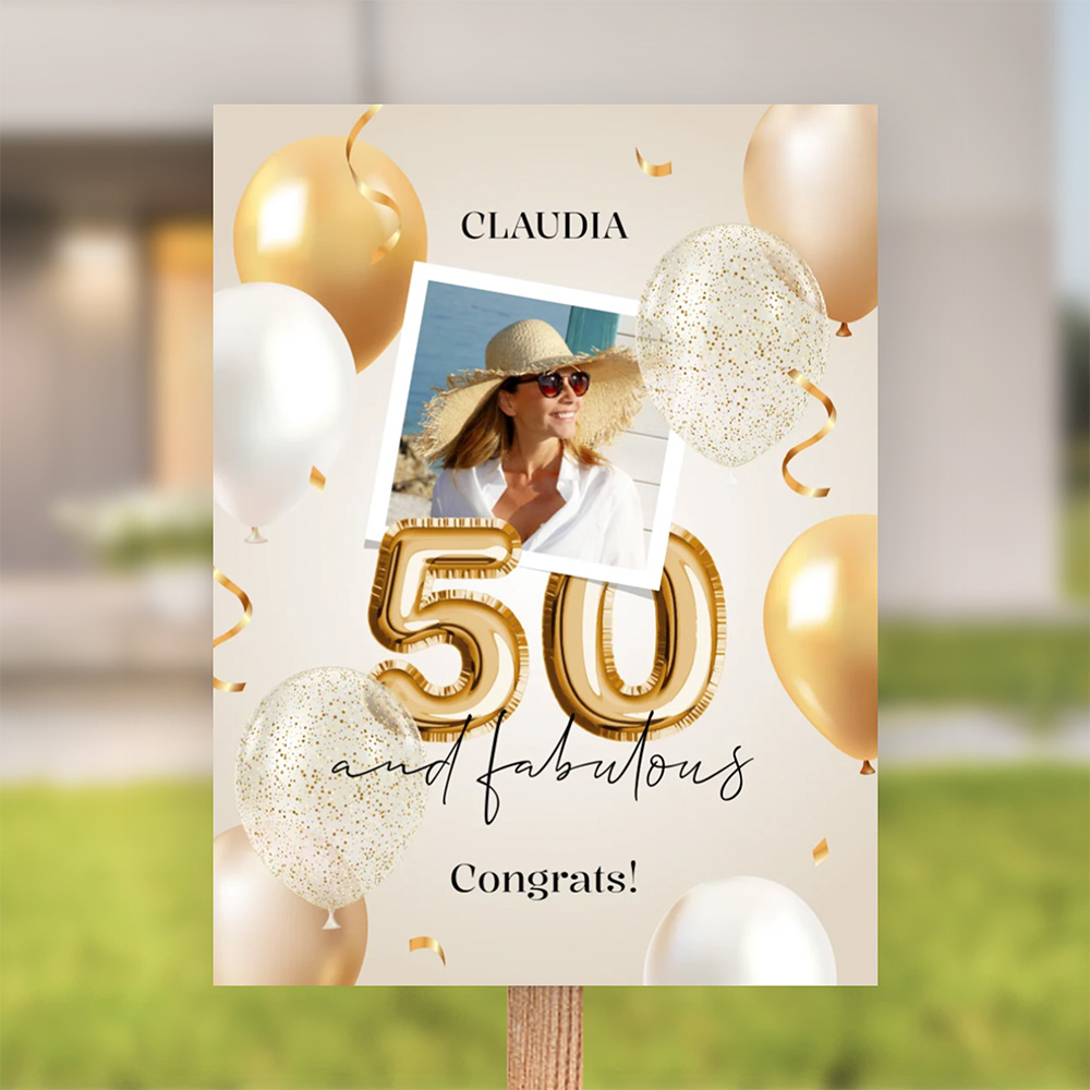 Feestelijk 50 jaar bord Sarah met ballonnen, confetti en eigen foto