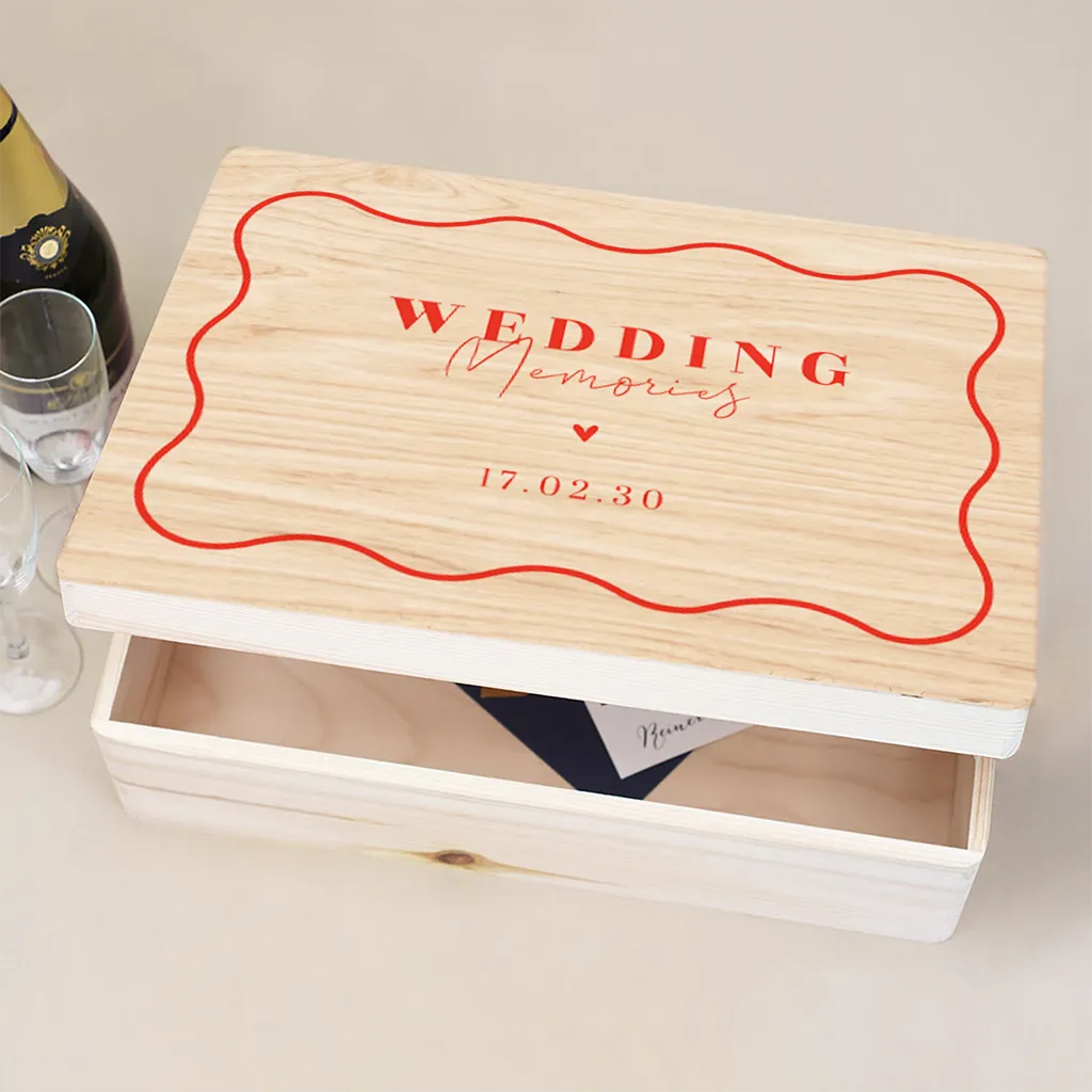 Hölzerne Erinnerungskiste zur Hochzeit im Color-Blocking-Stil mit welligem Rand