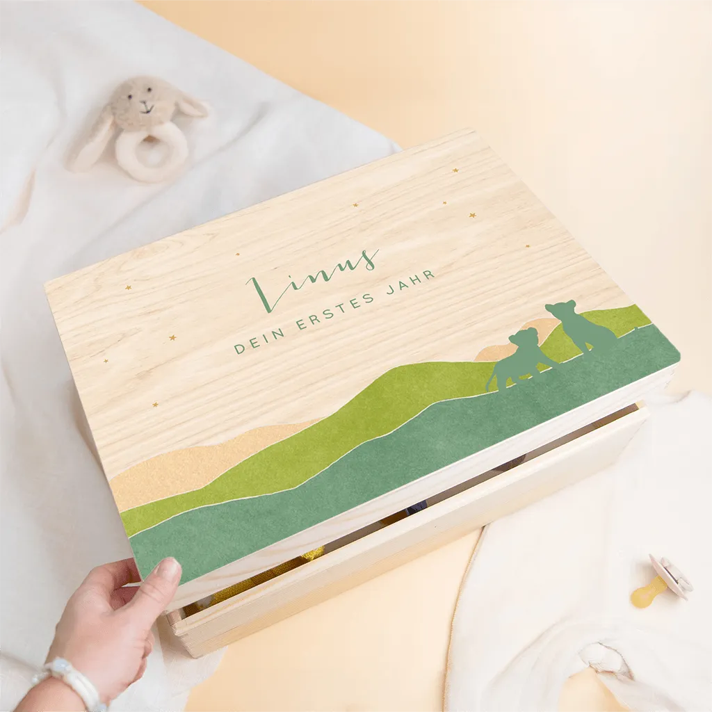 Erinnerungskiste für das erste Lebensjahr mit Löwenbabys in der Steppe