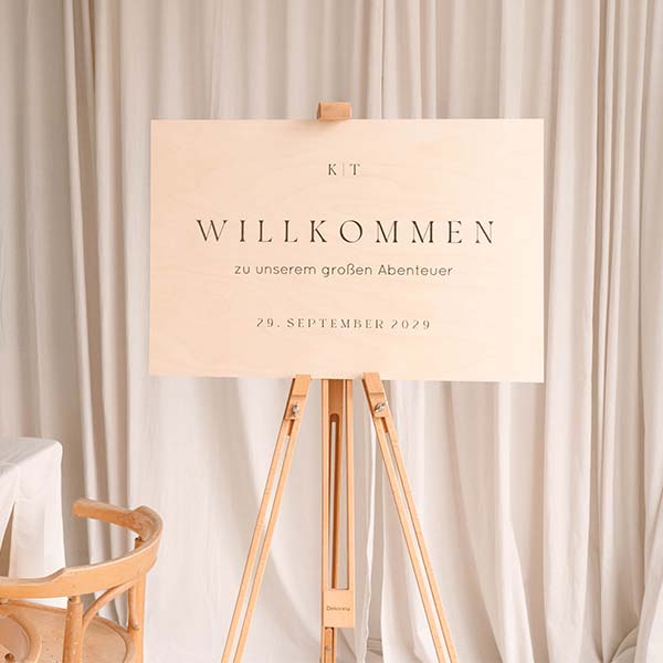 Schlichtes Willkommensschild zur Hochzeit aus Holz mit Initialien