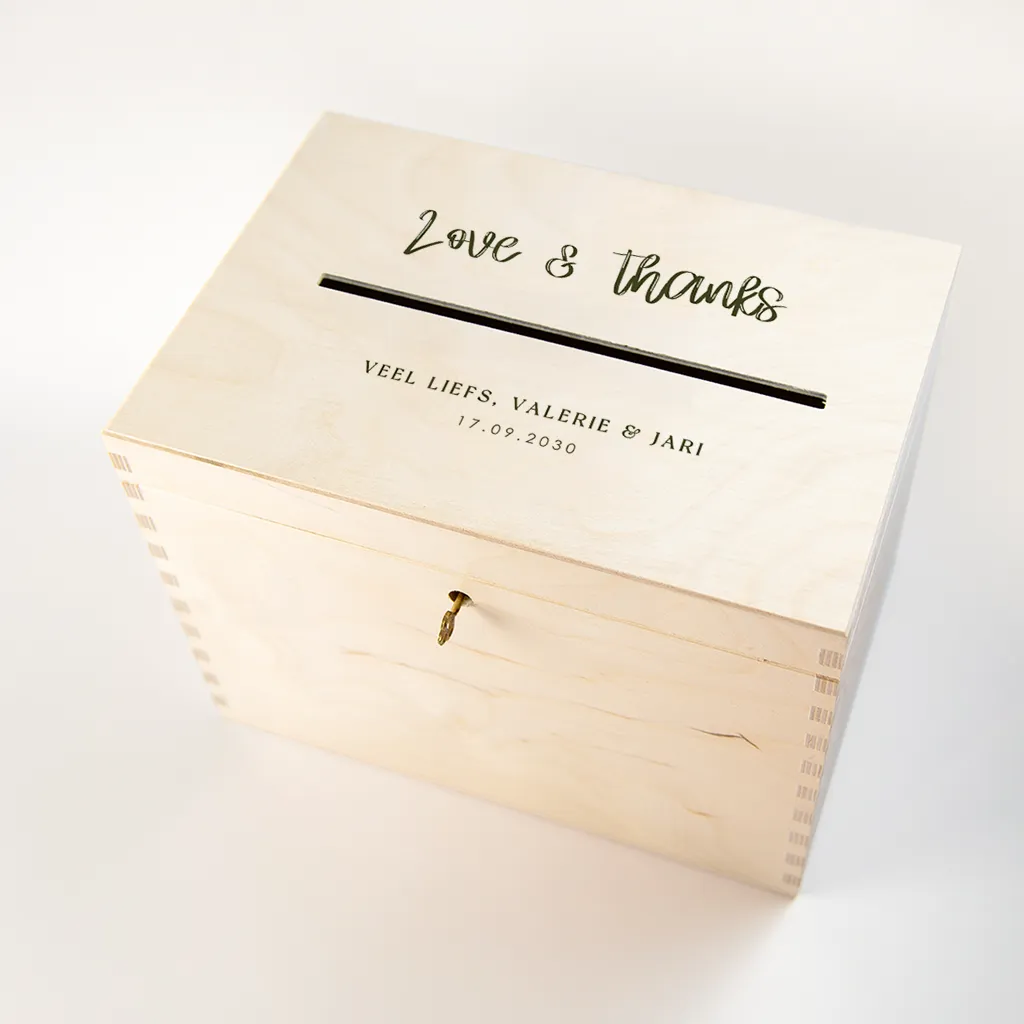 Enveloppenkist bruiloft met speelse typografie