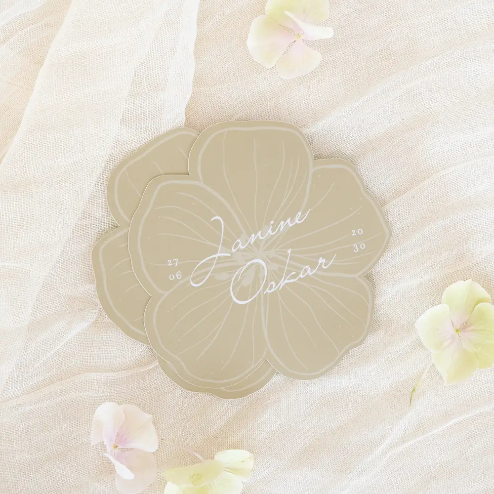 Klassische Hochzeitseinladung in Blumenform mit Mattgoldfolie