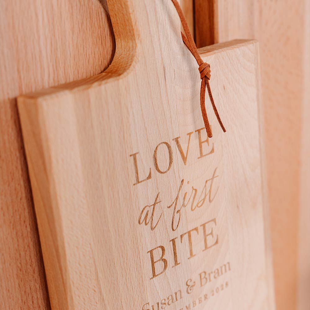 Borrelplank met tekst "Love at first Bite | Staand