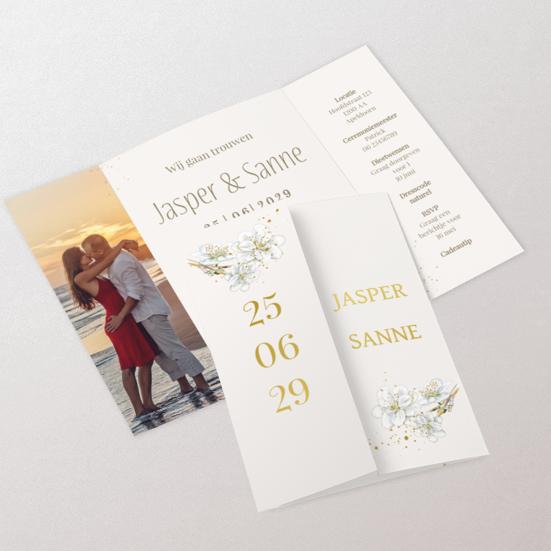 Trouwkaart met luikvouw foto en witte bloesem