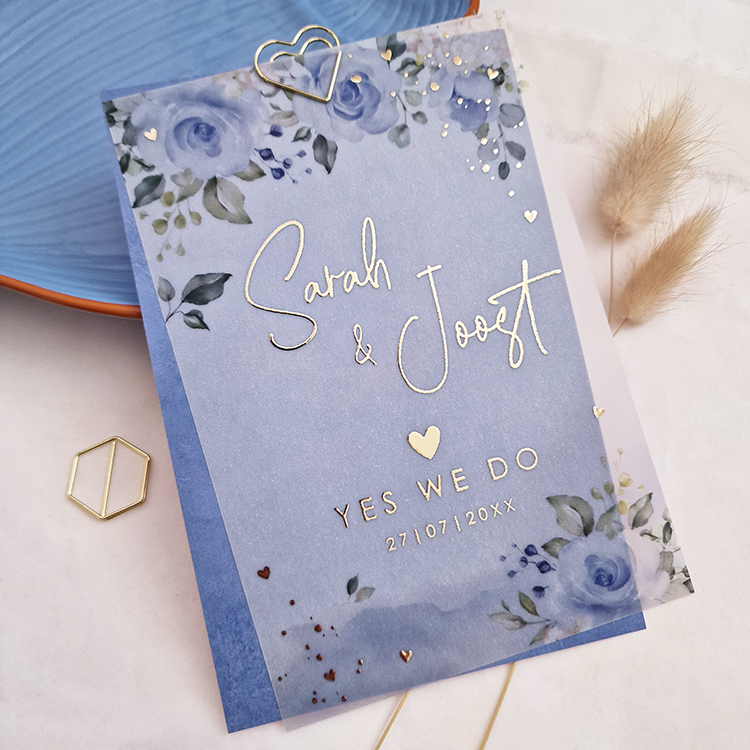 Trouwkaart kalkpapier bloemen rozen blauw goudfolie