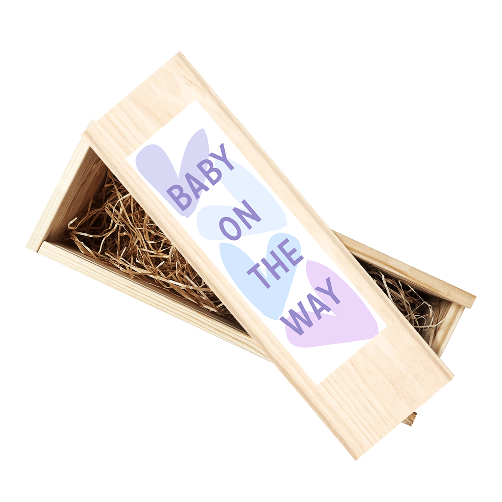 Wijnkist zwangerschapsaankondiging met lila hartjes