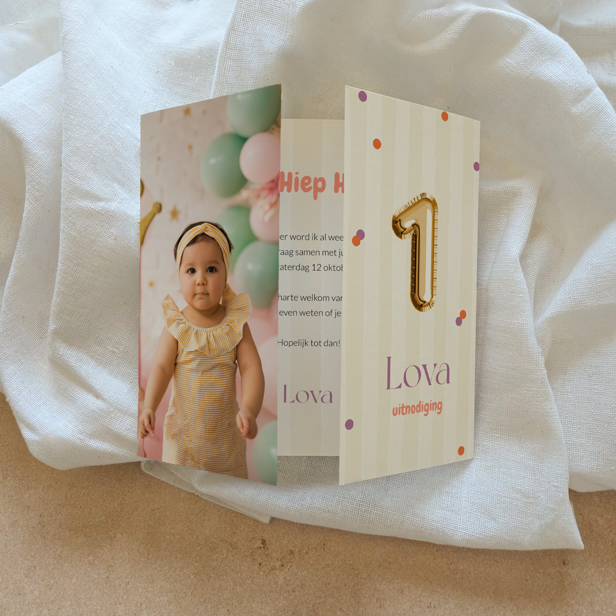 Vrolijke theatervouw uitnodiging verjaardag 1 jaar confetti en foto