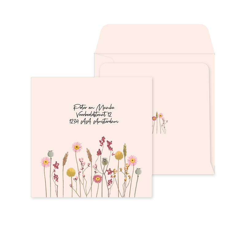 Vrolijke envelop op maat met kleurrijke droogbloemen