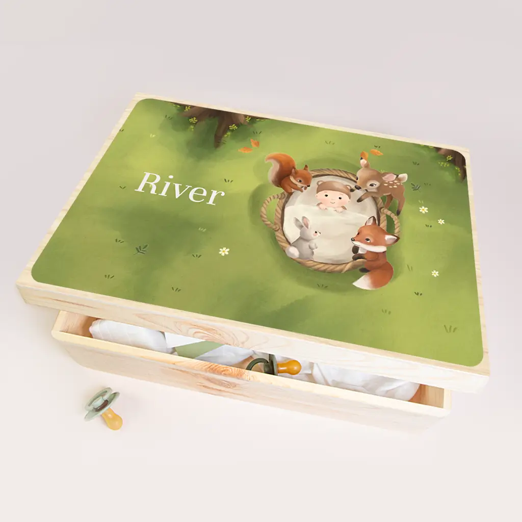 Houten memorybox met lieve bosdieren en baby in mandje