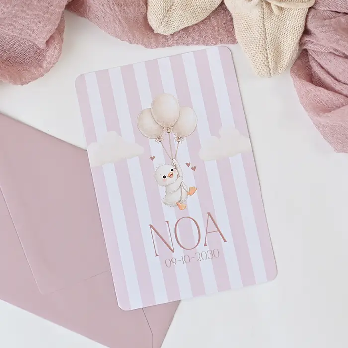 Lief roze geboortekaartje met een eendje aan ballonnen met strepen