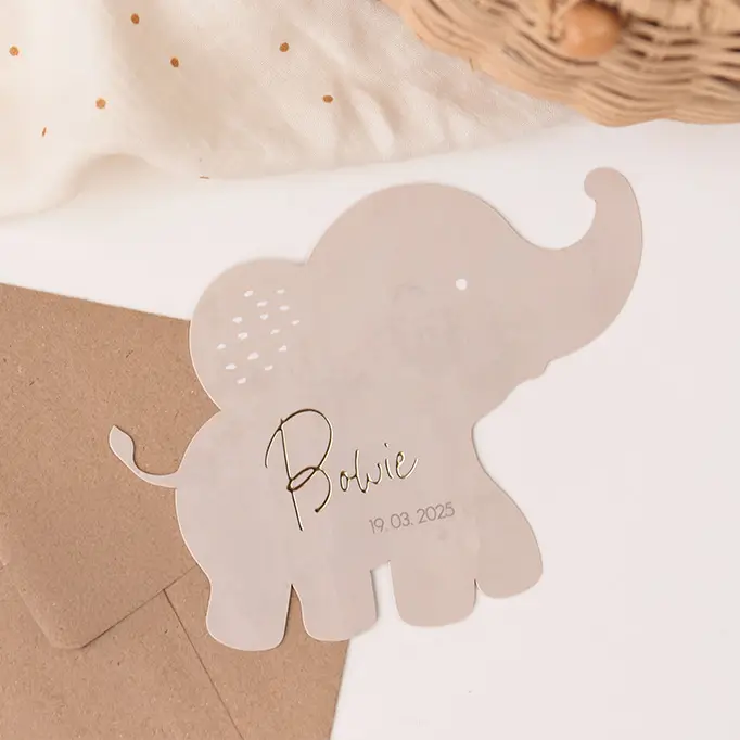 Beige goudfolie geboortekaartje in vorm van olifantje