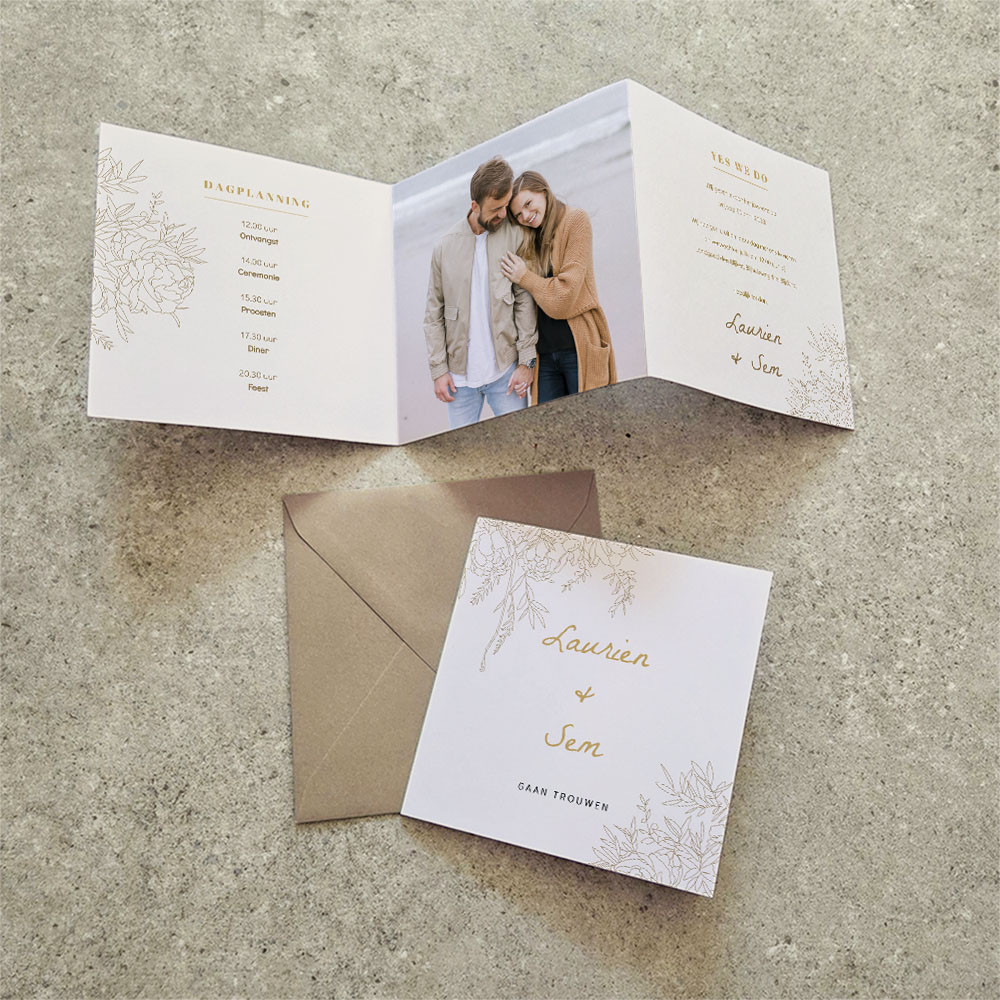 Bloemen drieluik trouwkaart met lijntekening bloemen en foto