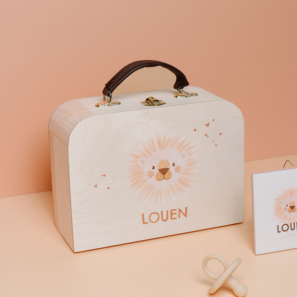 Houten koffertje met leeuwtje en naam