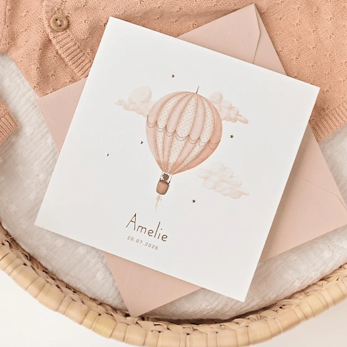 Romantisch geboortekaartje meisje met luchtballon en silhouetje